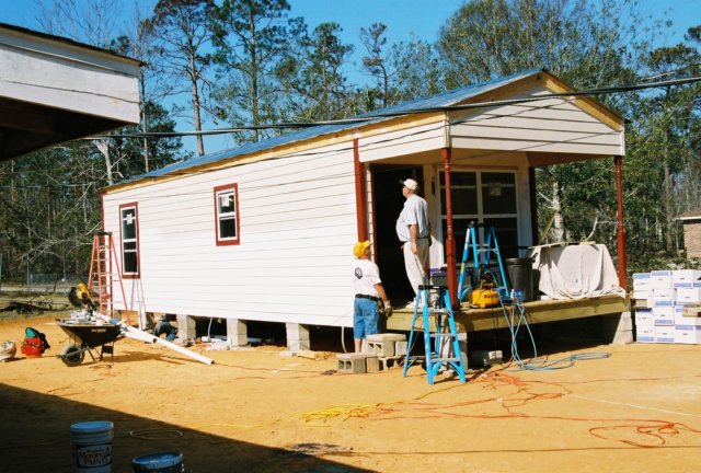 habitatvolunteersworkingondunawayhome.jpg